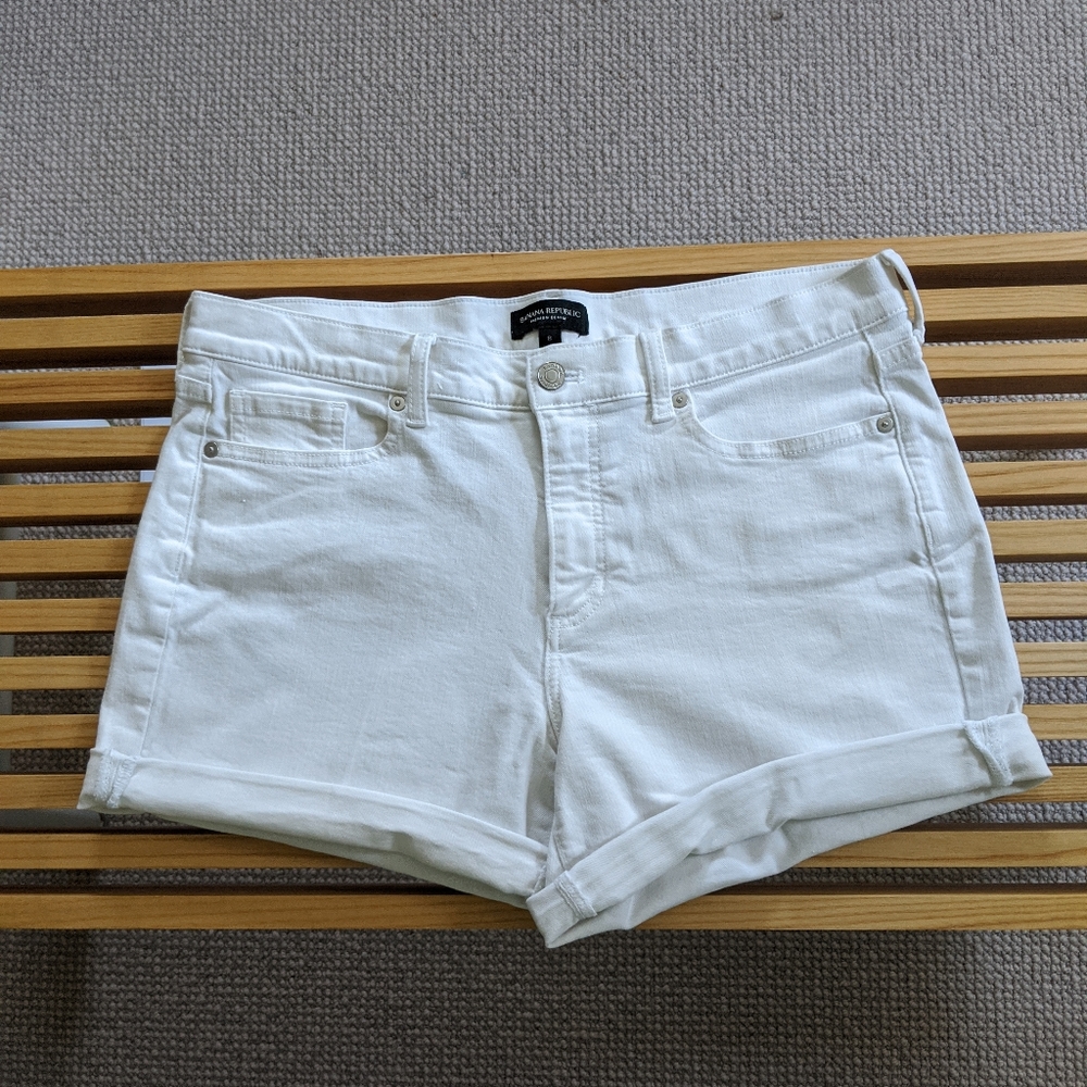 VGUC Banana Republic white cuffed denim shorts sz8